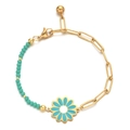 Detail van bohemien madeliefje emaille bedel aan gouden ketting met groene kralen - Lichtblauw