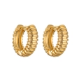 Dettaglio macro di orecchini a cerchio dorati a forma di C con design a spirale ritorto - Cerchio a Costine / Oro