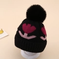 Détail du bonnet en tricot pour bébé avec motifs floraux et grand pompon en fourrure - Taille Unique (0-12 Mois) / Noir