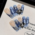Handgemaakte kunstnagels in denimstijl met zilveren 3D-metalen kruis en bedeltjes - XS