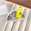 Pinza para el pelo de acrílico gris con diseño de nube enfadada y rayo amarillo - Rayo / 5,5 cm