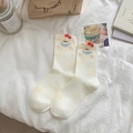 Calcetines crema con diseño de oso y adorno de lazo rojo 3D de estilo coreano - Talla única / Blanco/Oso con Lazo Rojo