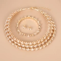Elegante goudkleurige bruidssieradenset met sprankelende kristallen, ketting en oorbellen - Goud