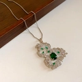 Collier gourde argenté avec pierre précieuse verte et détails évidés sophistiqués - Collier Gourde Argent Vert
