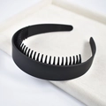 Detail view of black non-slip wide headband with inner teeth on a beige velvet tray - 2# Wide Lacquered Black Toothed Headband
