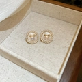 Close-up van roze pareloorbellen met gouden strik in een luxe sieradendoosje gepresenteerd - 925 Sterling zilveren oorsteker - Goud - Wit (Strik rond stijl)