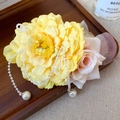 Épingle à cheveux élégante en tissu avec pivoine jaune, rose et pompon perlé. - Pince À Bec De Canard N° 71 - Jaune - Rose (unité)