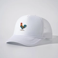 Witte trucker pet met kleurrijke haan print en ademend gaas voor optimale zonbescherming - Wit