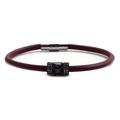 Nahaufnahme eines handgefertigten burgunderfarbenen Lederarmbands mit Kristalldetails - Kastanienbraunes Leder + Violetter Stein