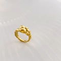 Makroaufnahme von abstraktem Lavaring in Gold mit Blasenstruktur und Metalloberfläche - US 7 / Kleine Blase