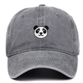 Detailansicht der Panda-Gesicht-Stickerei auf einer dunkelgrauen Baumwollmütze - Grau