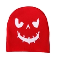 Detail van rode gebreide muts met wit Halloween pompoen jacquard weefpatroon - Eén maat / Rood