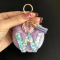 Porte-clés lettre W en résine avec pompon violet, sequins de cœur et fermoir doré - Lettre W
