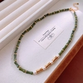 Detailaufnahme der grünen Bambus-Jadestücke und Perlenkette in einer Samt-Schmuckbox - Bambusperle Perle Lagen-Stil (HN7015) / Grüne zweilagige Halskette