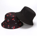 Sombrero de pescador reversible de tela negra con bordado de cerezas rojas - Patrón de Cereza