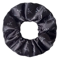 Détail d'un chouchou en satin noir avec motifs argentés de bâtons de hockey et balles - Hockey Noir
