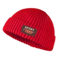 Detalle de gorro de punto rojo con parche deportivo de cuero y remaches metálicos - L (58-60cm) / Rojo