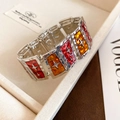 Primer plano del brazalete bohemio plateado con esmalte rojo, naranja y estrellas - Plata Rojo y Café Empalme