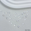 Vue détaillée de mini cœurs en résine transparente 4x5mm pour décoration d'ongles 3D - Transparent Pur