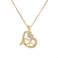 Elegante goldene Herz-Halskette mit Mikro-Zirkonia-Besatz vor weißem Hintergrund - Dreifaches Herz