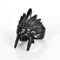 Dettaglio macro dell'anello in acciaio nero con teschio di capo indiano stile punk - Taglia US 8 / Nero