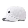 Dettaglio del ricamo nero 'm' su un cappellino da baseball bianco a tesa corta in cotone - Regolabile / Bianco