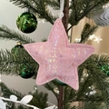 Stella rosa con paillettes iridescenti su ramo di albero di Natale con palline festive - 14cm / Stella Rosa
