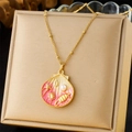 Dettaglio del ciondolo a conchiglia con smalto rosa, perla e stella marina su collana oro - Stile Conchiglia Stella Marina e Lumaca Sfumata Rosa (N3351)