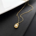 Collana d'oro stile fuso con perla naturale d'acqua dolce su sfondo nero - Oro