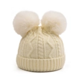 Détail du tricot torsadé de ce bonnet d'hiver crème avec deux grands pompons en fausse fourrure - Beige - Bonnet En Tricot Pour Enfants À Double Boule