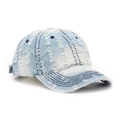 Dettaglio cappello baseball in denim lavato azzurro con fori strappati stile vintage - Blu Chiaro Invecchiato