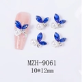 Detailansicht von 3D-Schmetterling-Nagelcharms mit blauen Kristallen und Perlen, 10x12mm - Stil 9061