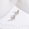 Dettaglio degli orecchini a farfalla in argento S925 con zirconi e stile moderno - Farfalla Bianco K
