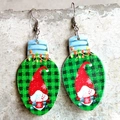 Detailopname van kerstkabouter oorbellen met regenboog luipaard en ruitpatronen - Groen Geruite Kabouter