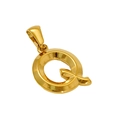 Ciondolo con lettera Q 3D placcato in oro 18k in acciaio inossidabile su fondo bianco - Lettera Q (Q-Pendente)