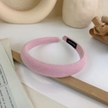 Detalle de una diadema de esponja rosa con etiqueta hecha a mano en escenario - Rosa