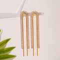 Detailansicht eleganter goldener Quastenohrringe mit funkelnden Zirkonia-Kristallen - Silberstift N-Förmiger Quastenstil / Gold