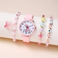 Geschenkset mit rosa Einhorn-Uhr und Perlenarmbändern für Mädchen auf weißem Podest - Uhr + Armband Set / Rosa