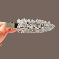 Primer plano detallado de un pasador de pelo con cristales y perlas en metal plateado - Estilo de Perla de Cristal Blanco Total / Blanco