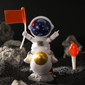 Statuetta astronauta in resina su razzo con bandiera arancione e torcia decorativa - Razzo Cielo Stellato