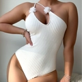 Detalle de bañador blanco acanalado con flores 3D y diseño de hombro con recorte moderno - S / Blanco