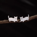 Pendientes de botón minimalistas de acero inoxidable plateado con forma de gato en rama - Color Acero
