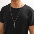 Détail du pendentif épée croix en acier inoxydable argenté porté par un mannequin masculin - Dague de Croix