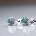 Makroaufnahme der S925 Sterling Silber 6-Krallen-Ohrringe mit blauem Moissanit-Stein - Blau