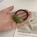 Minimalistisches elastisches Haargummi mit bohnengrünem Harzanhänger für Damenfrisuren - Bohnengrün
