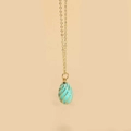 Collana vintage con ciondolo a uovo verde acqua e dettagli a spirale dorati - Blu