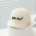 Dettaglio del ricamo Hello Sun su un berretto da baseball in cotone crema per neonati - 48-50cm(6 Mesi-2 Anni) / Bianco Sporco
