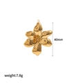 Vue détaillée d'un pendentif fleur dorée de 40mm montrant le poids de 7,8g - Grand Pendentif Fleur (TP60214)