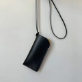 Leren zonnebriltasje met nekriem, draagbaar minimalistisch brillenhoesje detail. - Zwarte Stijl (Z-2813)