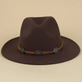 Detailansicht eines braunen Wollhutes mit Metall-Conchos und Lederband im Retro-Stil - M (56-58cm) / Kaffee (Braunes Seil)